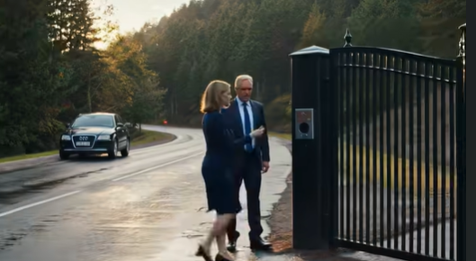 Разведённая мама рассмеялась над «наследством» в 1 рубль — а на следующий день адвокат привёз её к спрятанному поместью