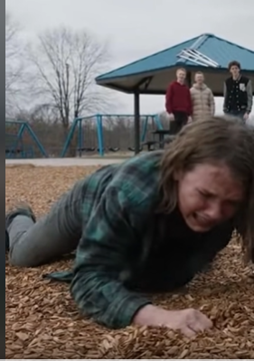 Вони кинули милиці моєї доньки на дах — і не знали, хто йде до них через парк.