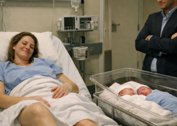 Білий костюм у ліфті