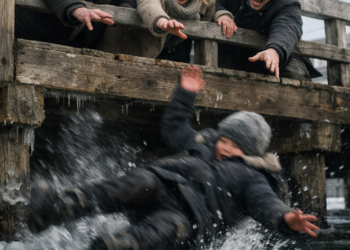 Лід на озері не прощає «жартів».