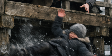 Лід на озері не прощає «жартів».